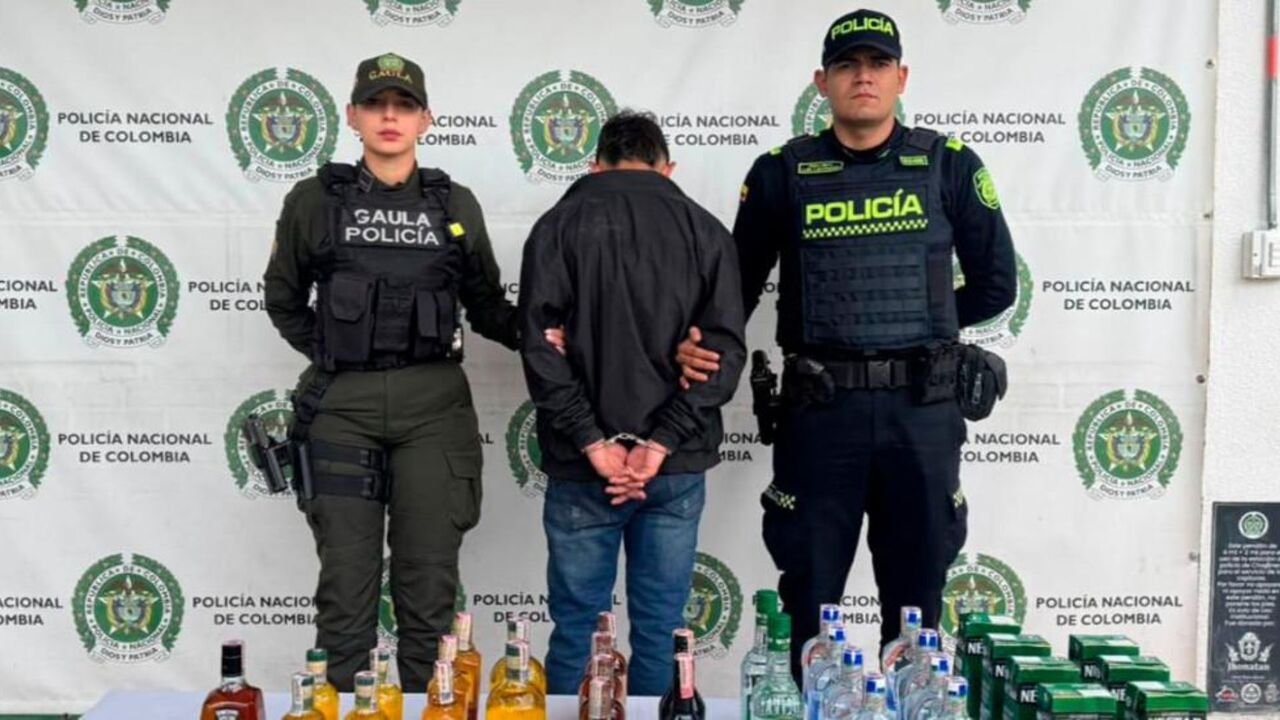 ¡No alcanzó a brindar! Policía frustró el escape de un hombre con varias botellas de licor hurtado en Chapinero