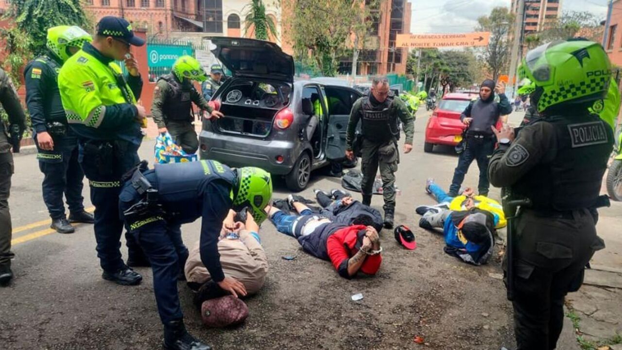 ¡Persecución en Bogotá! Caen cinco ladrones que asaltaban droguerías y huían con bolsas llenas de productos de belleza