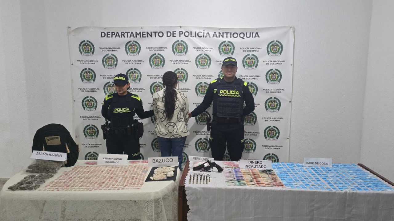¡Cayó con todo! Capturaron a mujer con más de mil dosis de droga y un arma en Abejorral