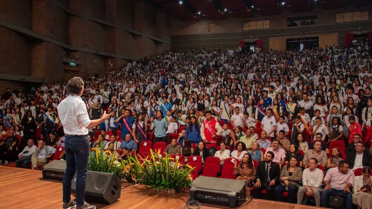 ‘Que los jóvenes salgan a votar’: el llamado de Fico Gutiérrez para elegir el nuevo Consejo de Juventud en Medellín
