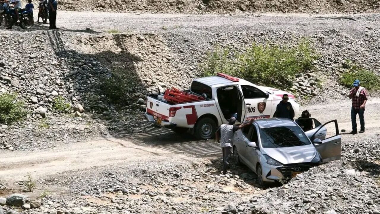 ¡Tremendo susto! Vehículo cayó al vacío tras el desplome de un puente en Sopetrán: tres personas resultaron heridas