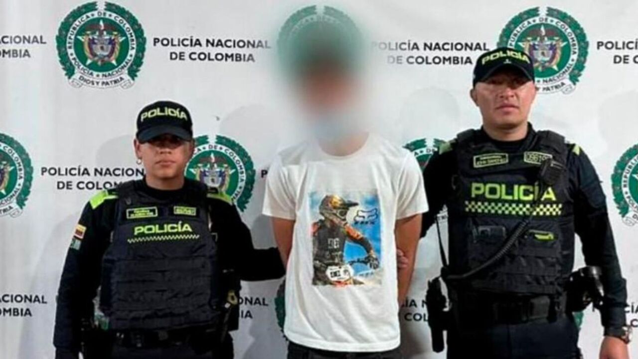¡Huyó por la vía, pero la Policía lo atrapó! Hombre armado y con orden por homicidio detenido en TransMilenio