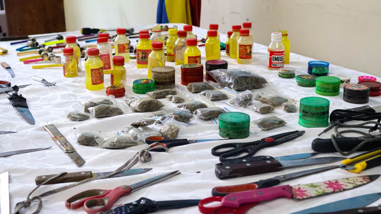 Exhabitantes de calle entregan más de 3.000 armas cortopunzantes para su destrucción en Bogotá