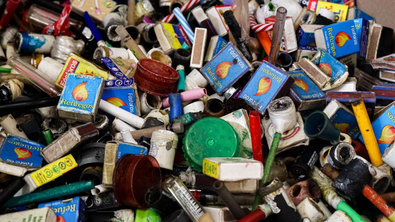 Exhabitantes de calle entregan más de 3.000 armas cortopunzantes para su destrucción en Bogotá