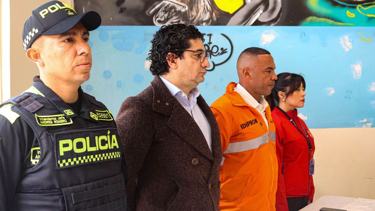 Exhabitantes de calle entregan más de 3.000 armas cortopunzantes para su destrucción en Bogotá