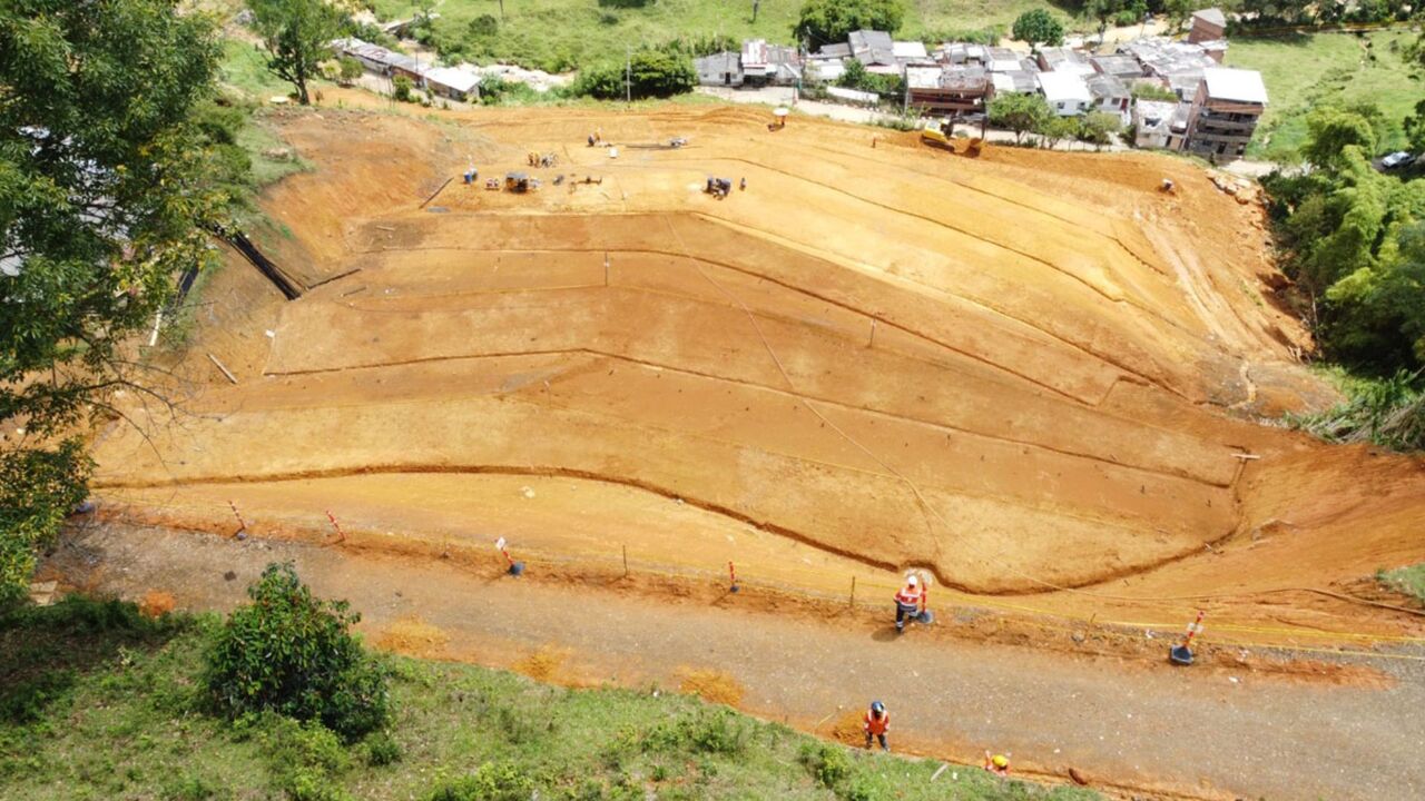 ¡Avances en mitigación de riesgos! Medellín estabiliza taludes y protege barrios afectados por las lluvias
