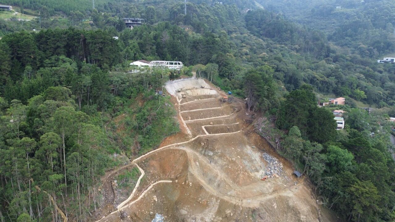 ¡Avances en mitigación de riesgos! Medellín estabiliza taludes y protege barrios afectados por las lluvias