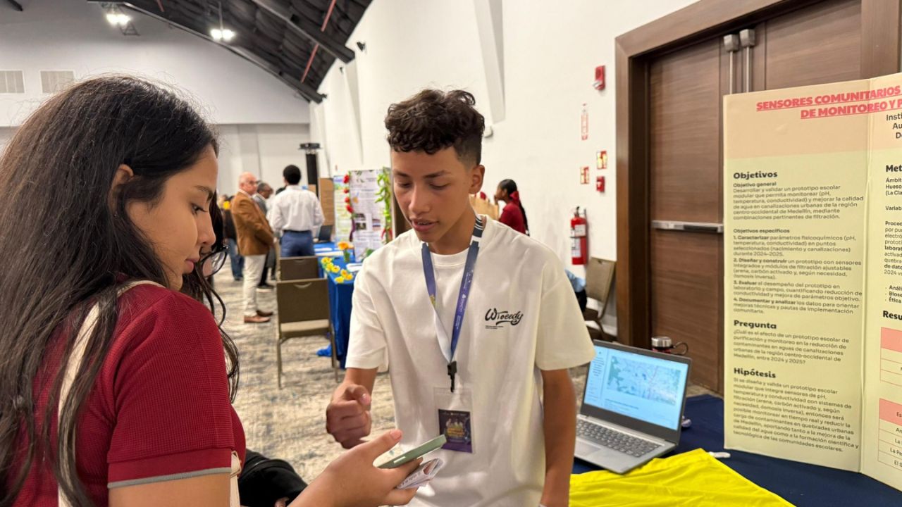 ¡Orgullo paisa! Estudiantes la rompen en feria internacional con invento para cuidar el agua