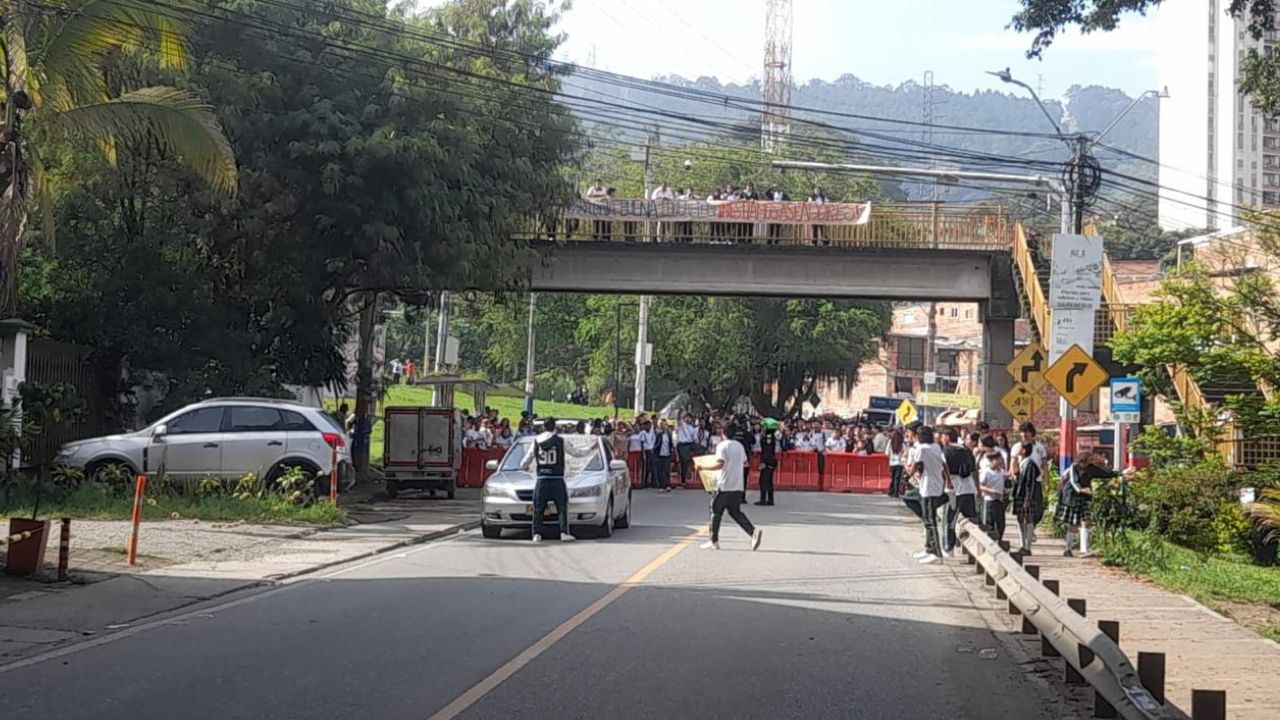 Estudiantes protestan y bloquean la vía a Machado, Copacabana: recomiendan tomar vías alternas
