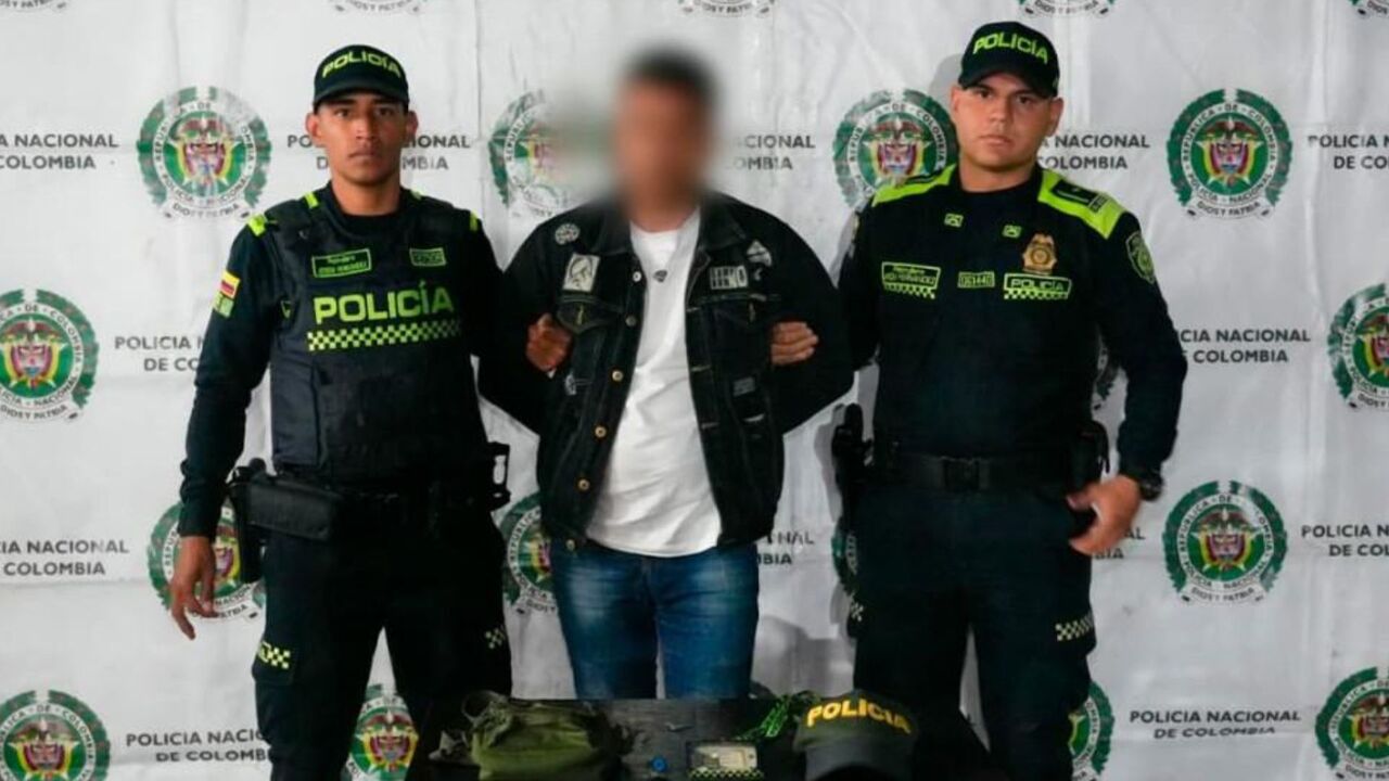 Captura de hombre disfrazado de policía en TransMilenio