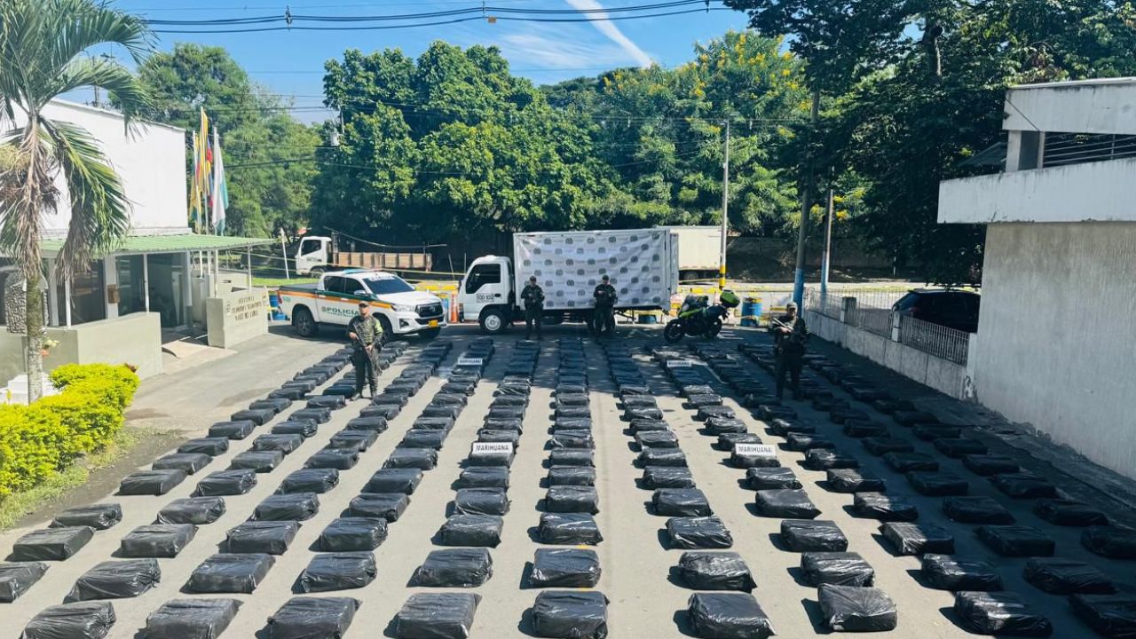 Incautaron dos toneladas de marihuana escondidas en un camión en el Valle: valía $6 mil millones