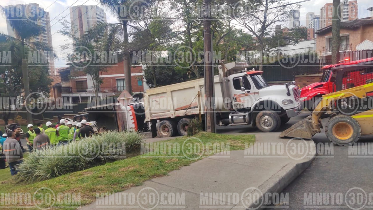 Llénese de paciencia… Cerraron la Loma de San José para poder retirar la volqueta y el material en el piso