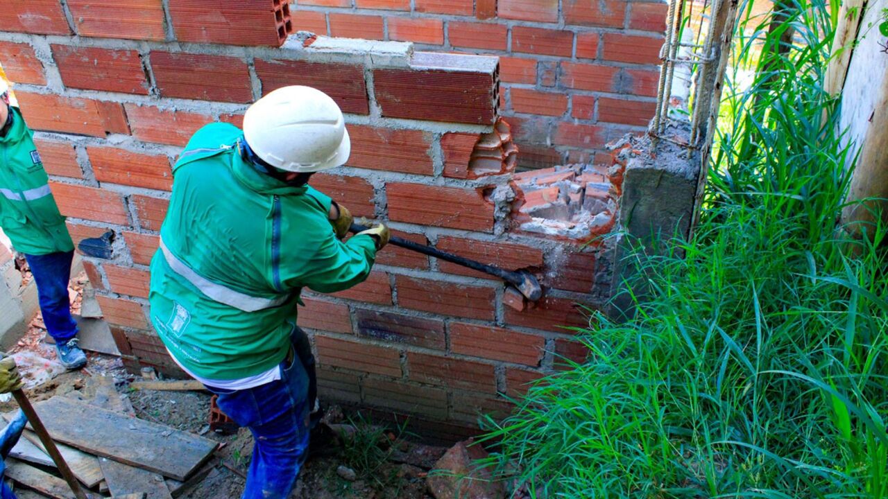 ¡Construcciones ilegales en la mira! Más de 1.400 obras sin licencia fueron demolidas en Medellín durante 2025