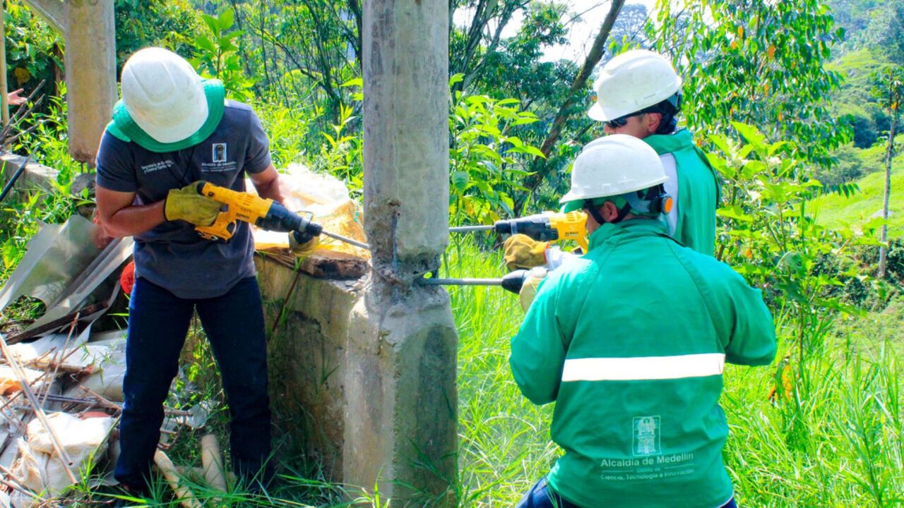 ¡Construcciones ilegales en la mira! Más de 1.400 obras sin licencia fueron demolidas en Medellín durante 2025