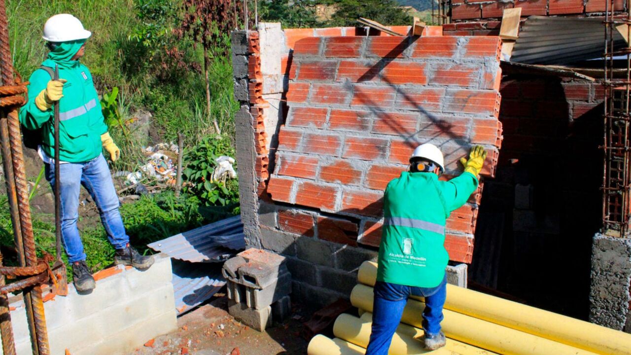 ¡Construcciones ilegales en la mira! Más de 1.400 obras sin licencia fueron demolidas en Medellín durante 2025