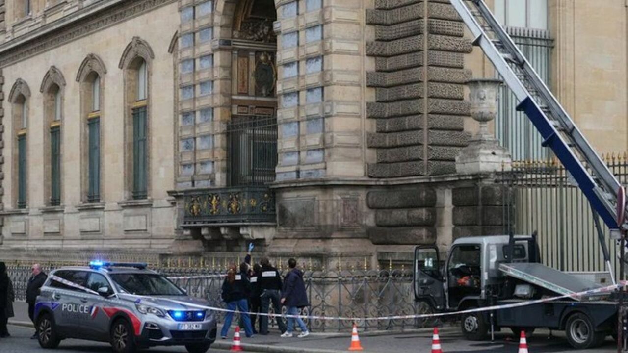 Detienen a dos sospechosos por el millonario robo de joyas en el Louvre