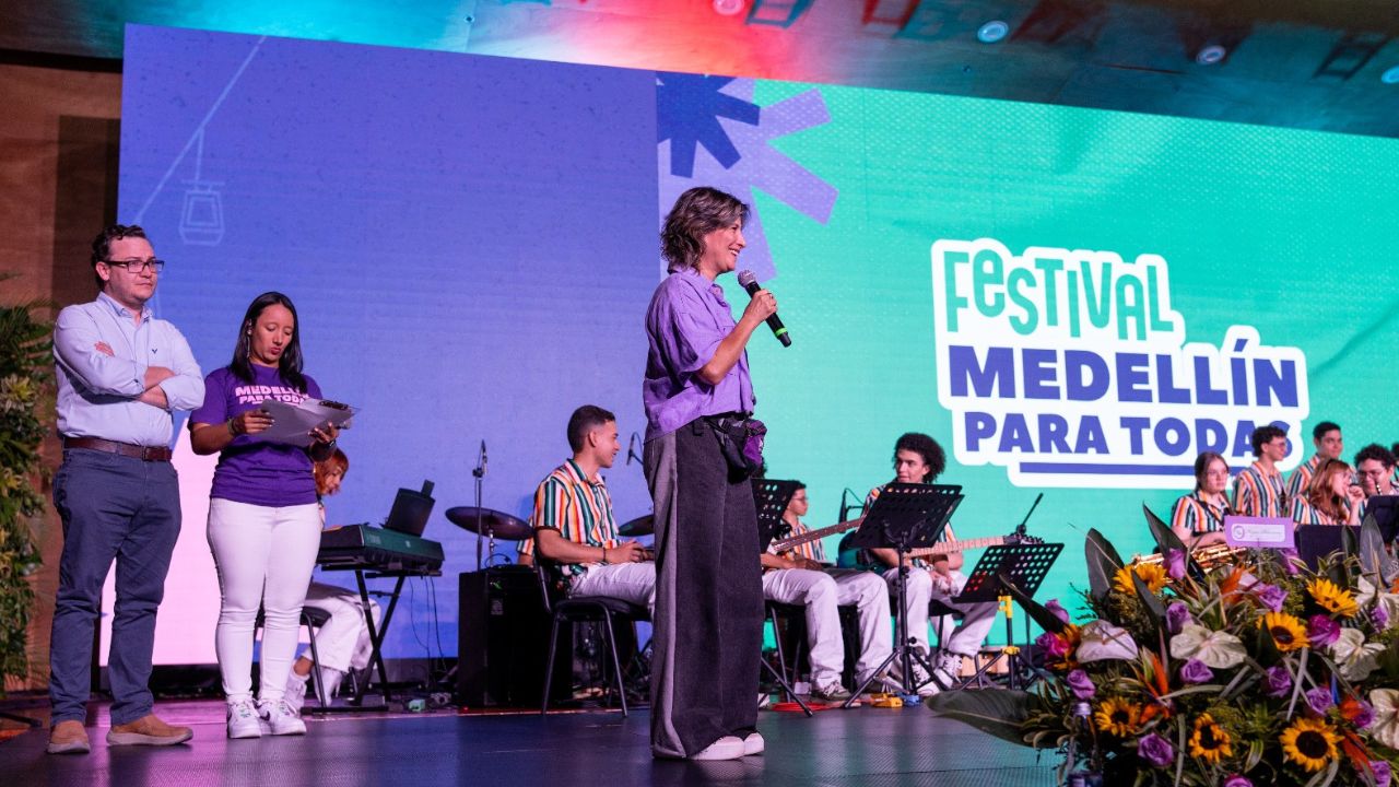 ¡Ellas marcan el ritmo del cambio! Medellín homenajeó a 12 mujeres que dirigen agrupaciones musicales