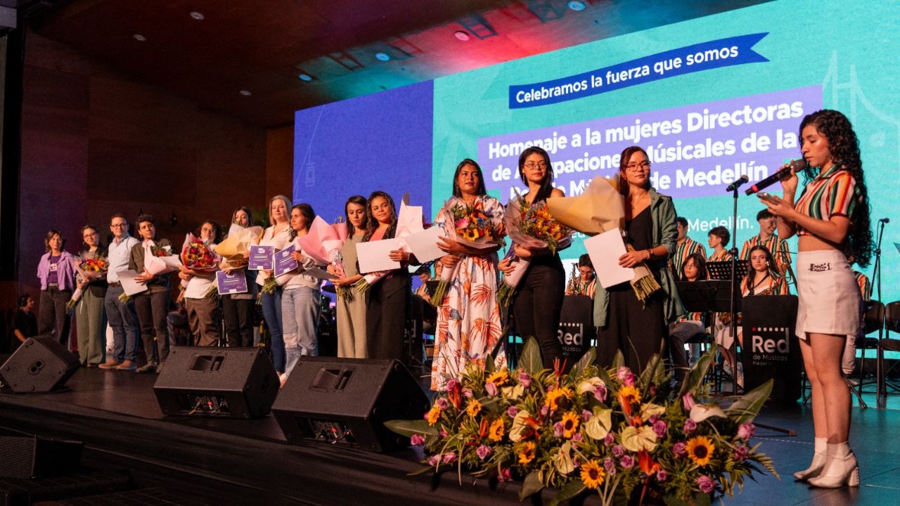 ¡Ellas marcan el ritmo del cambio! Medellín homenajeó a 12 mujeres que dirigen agrupaciones musicales