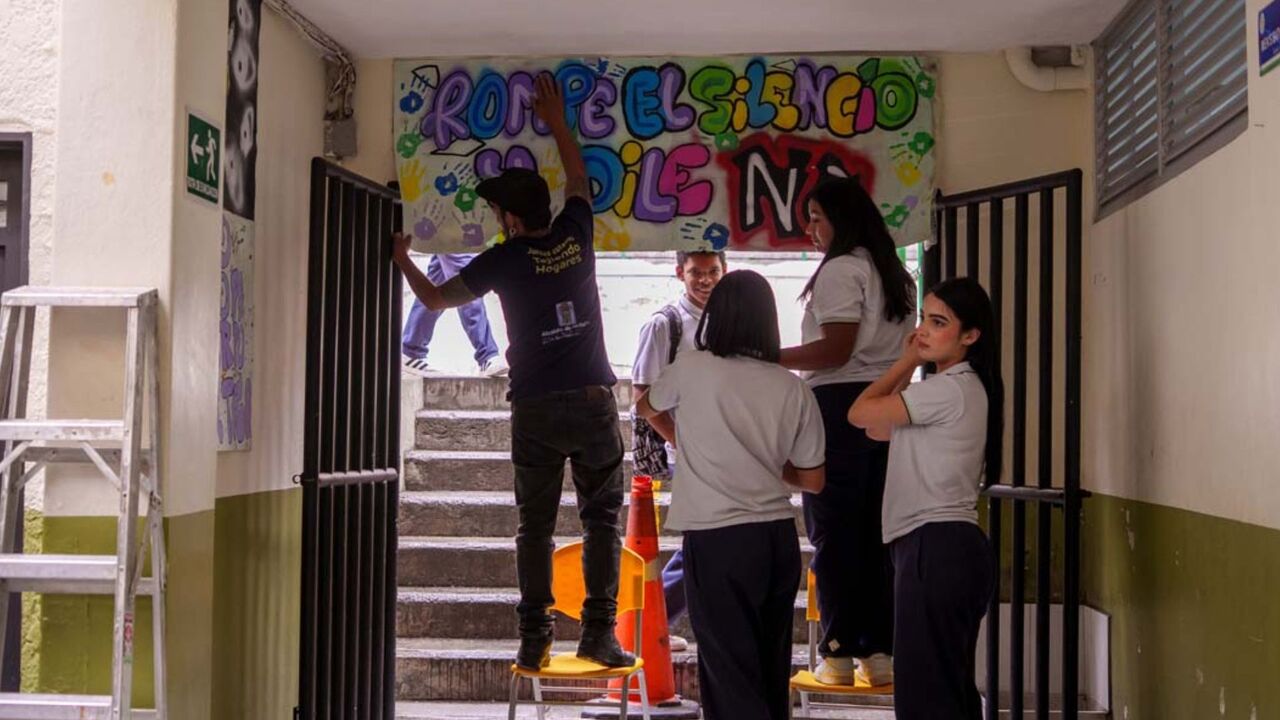 ¡Teatro, música y grafiti! El plan de Medellín para prevenir violencias sexuales a través del arte 