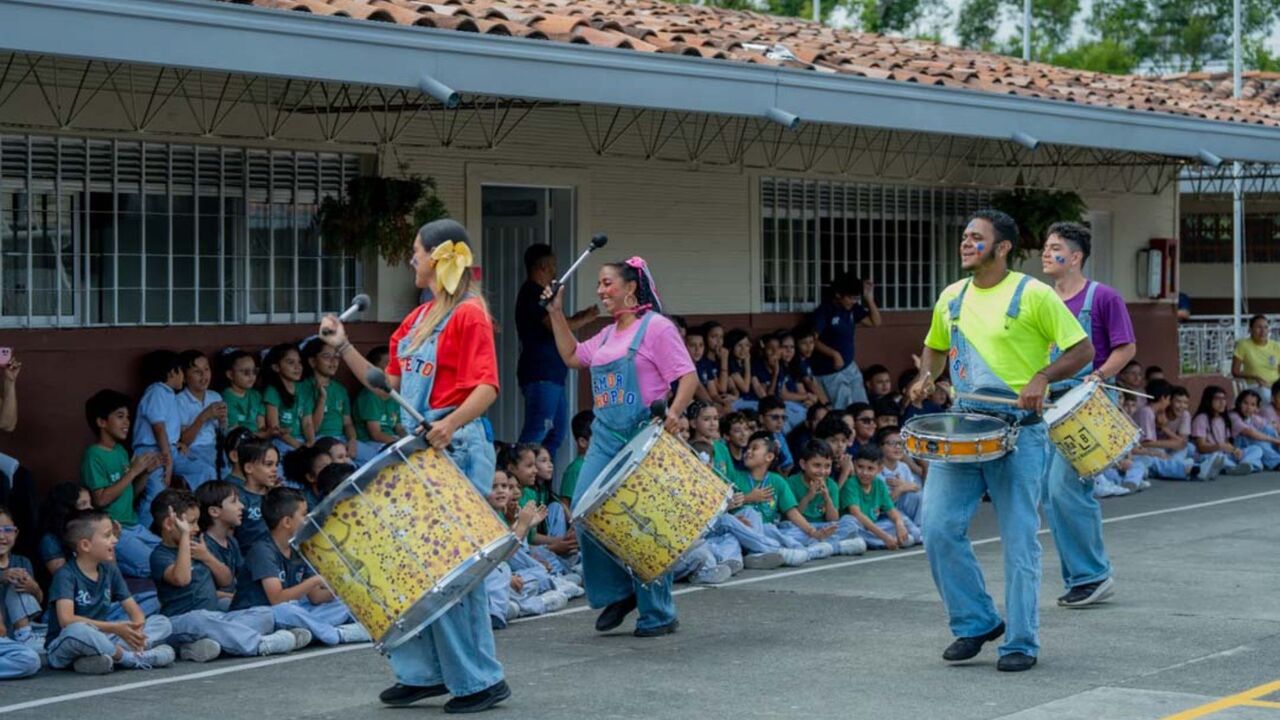 ¡Teatro, música y grafiti! El plan de Medellín para prevenir violencias sexuales a través del arte 