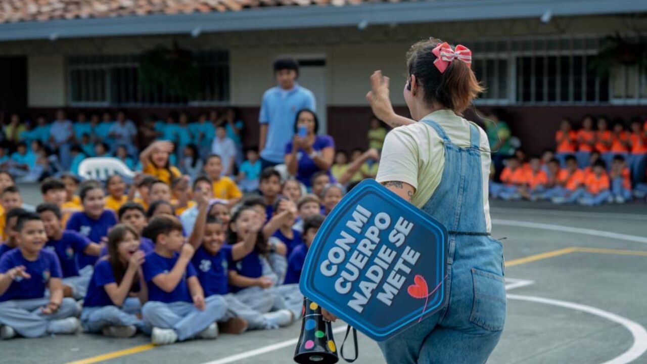 ¡Teatro, música y grafiti! El plan de Medellín para prevenir violencias sexuales a través del arte 