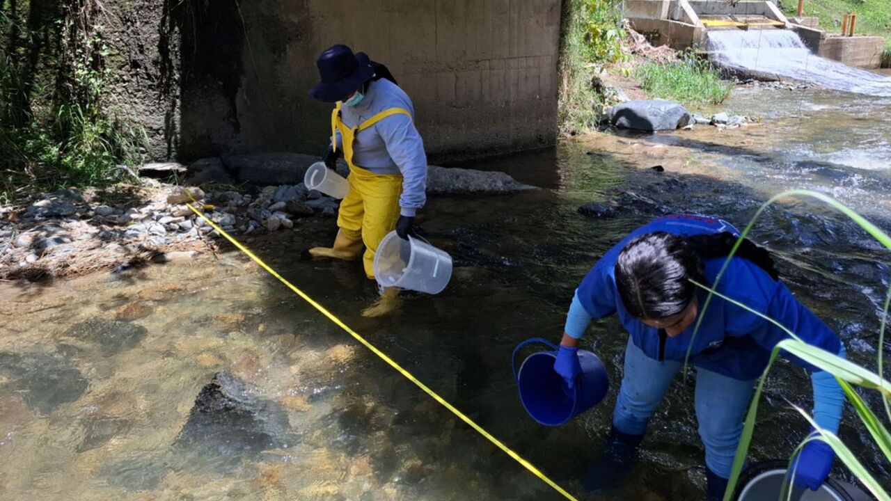 Medellín refuerza la vigilancia de sus cuencas para proteger el suministro de agua en época de lluvias