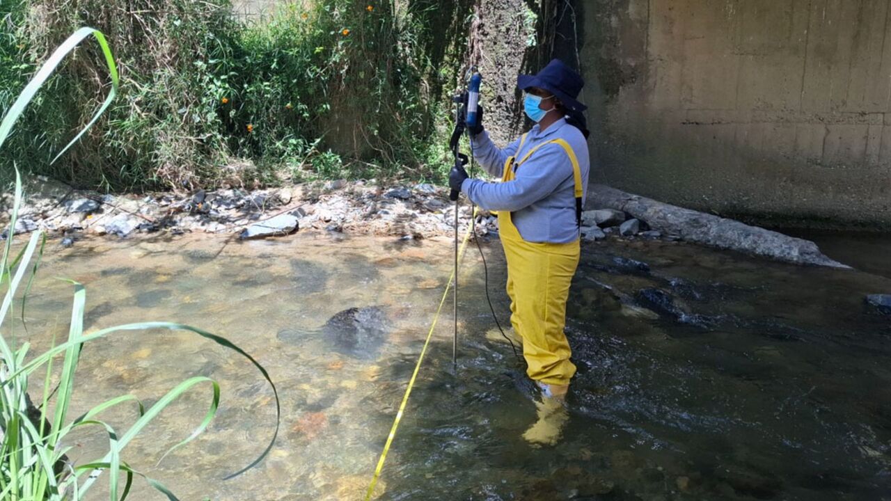 Medellín refuerza la vigilancia de sus cuencas para proteger el suministro de agua en época de lluvias