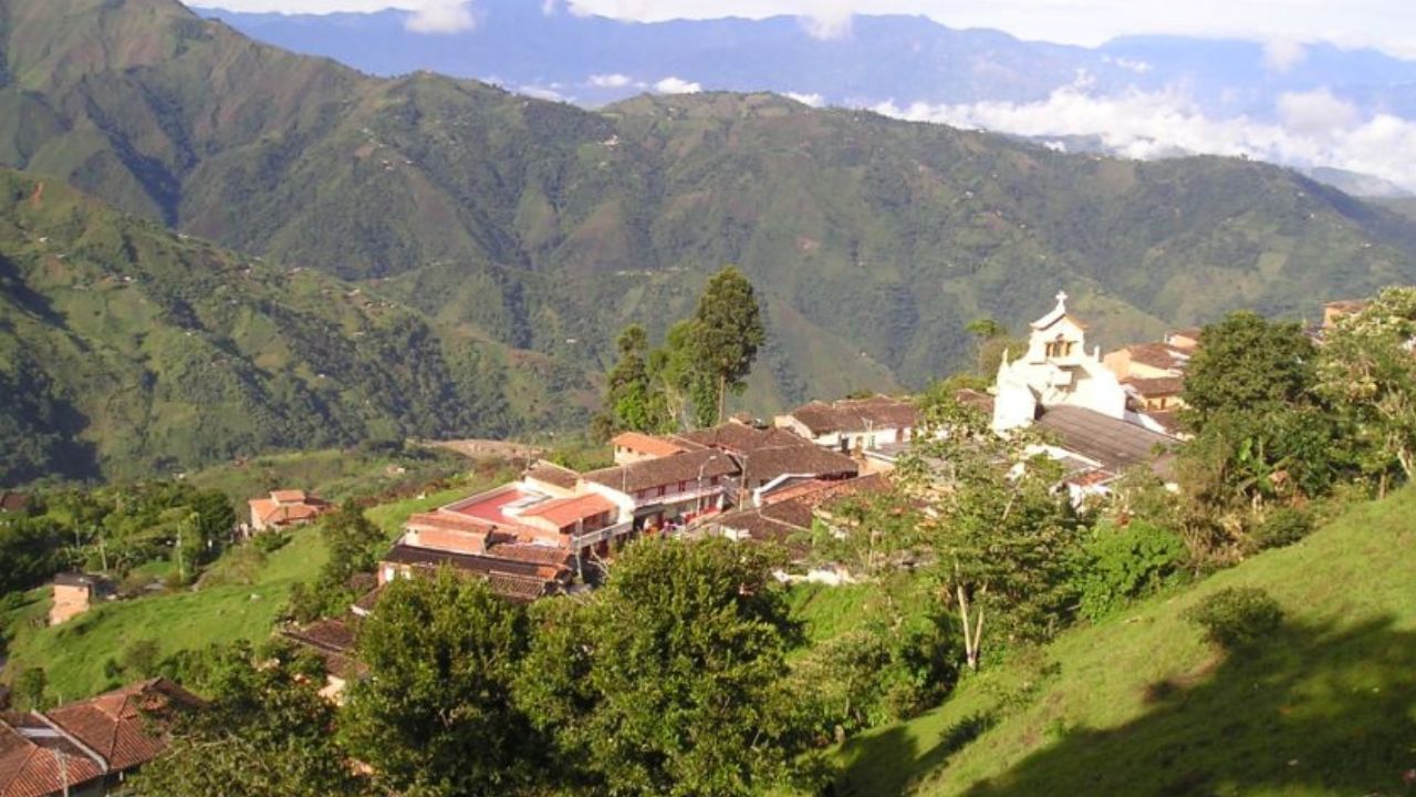 Medellín mejora la movilidad rural con nuevo servicio de transporte en San Sebastián de Palmitas