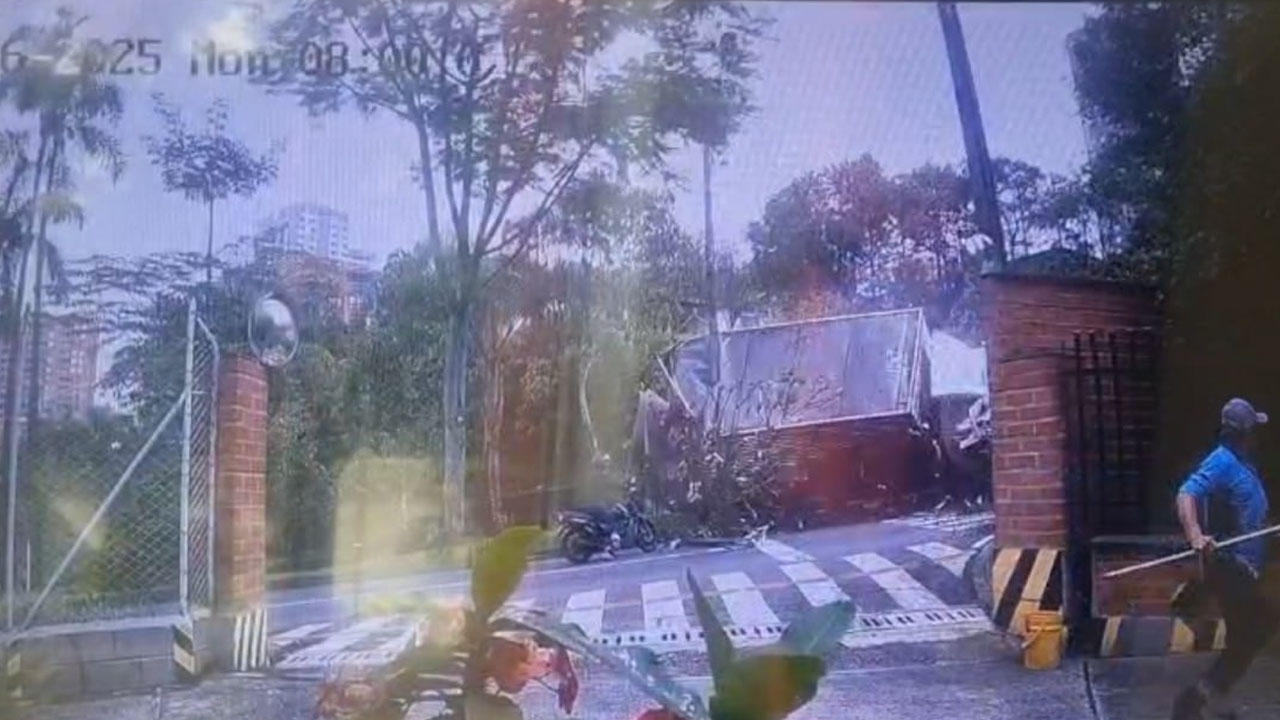 ¡Se salvó de milagro! Así fue el accidente del camión en Los Balsos; casi aplasta a un motociclista