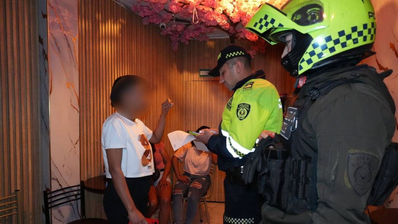 ¡La pillaron en plena fiesta! Mujer con casa por cárcel fue sorprendida durante megatoma en Suba