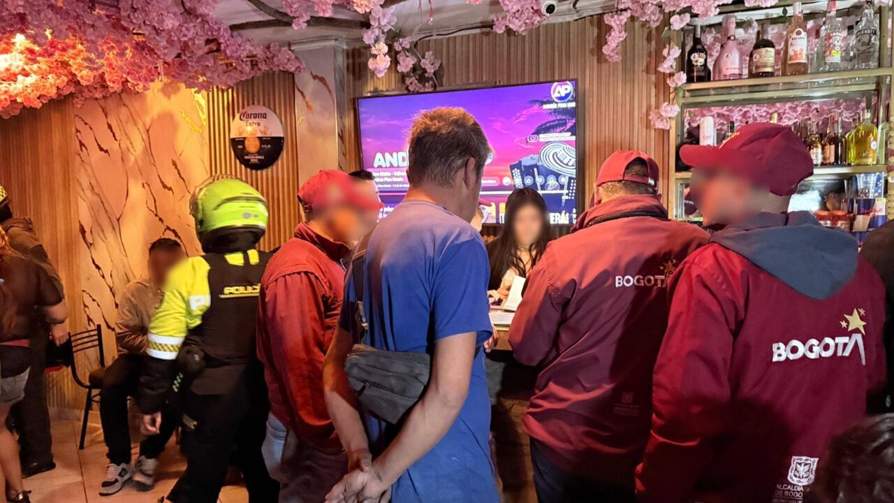 ¡La pillaron en plena fiesta! Mujer con casa por cárcel fue sorprendida durante megatoma en Suba