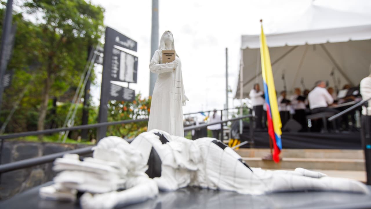 Fico Gutiérrez entrega 'Vacío Presente', escultura en memoria de las víctimas del Palacio de Justicia