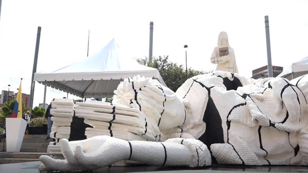 Fico Gutiérrez entrega ‘Vacío Presente’, escultura en memoria de las víctimas del Palacio de Justicia