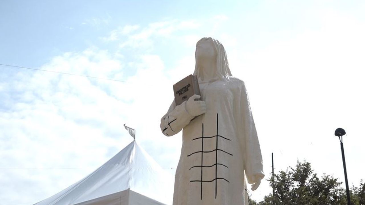 Fico Gutiérrez entrega 'Vacío Presente', escultura en memoria de las víctimas del Palacio de Justicia