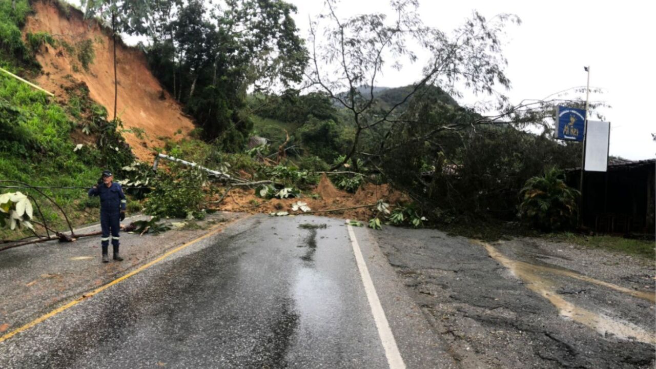 ¡Alerta en la vía Medellín–Bogotá! Derrumbe bloquea el paso cerca de La Piñuela