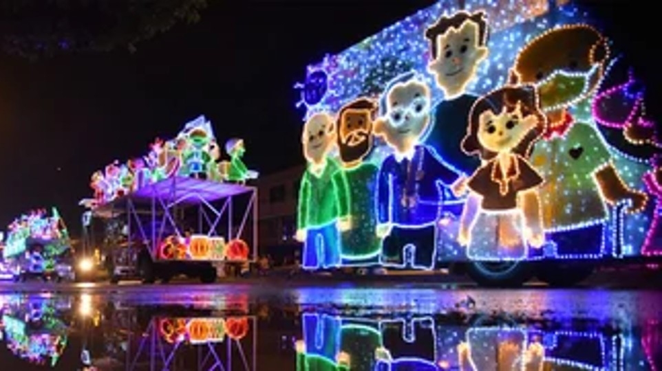 Alumbrado móvil navideño recorrió a Cali en diciembre de 2020, cuando se vivía una pandemia