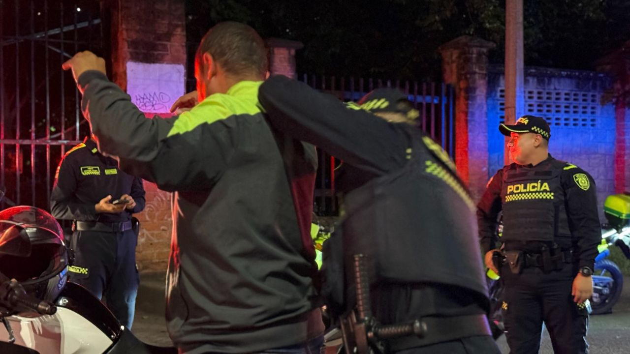 ¡Lluvia de capturas! Megaoperativo en Medellín dejó 27 detenidos y 124 armas blancas incautadas