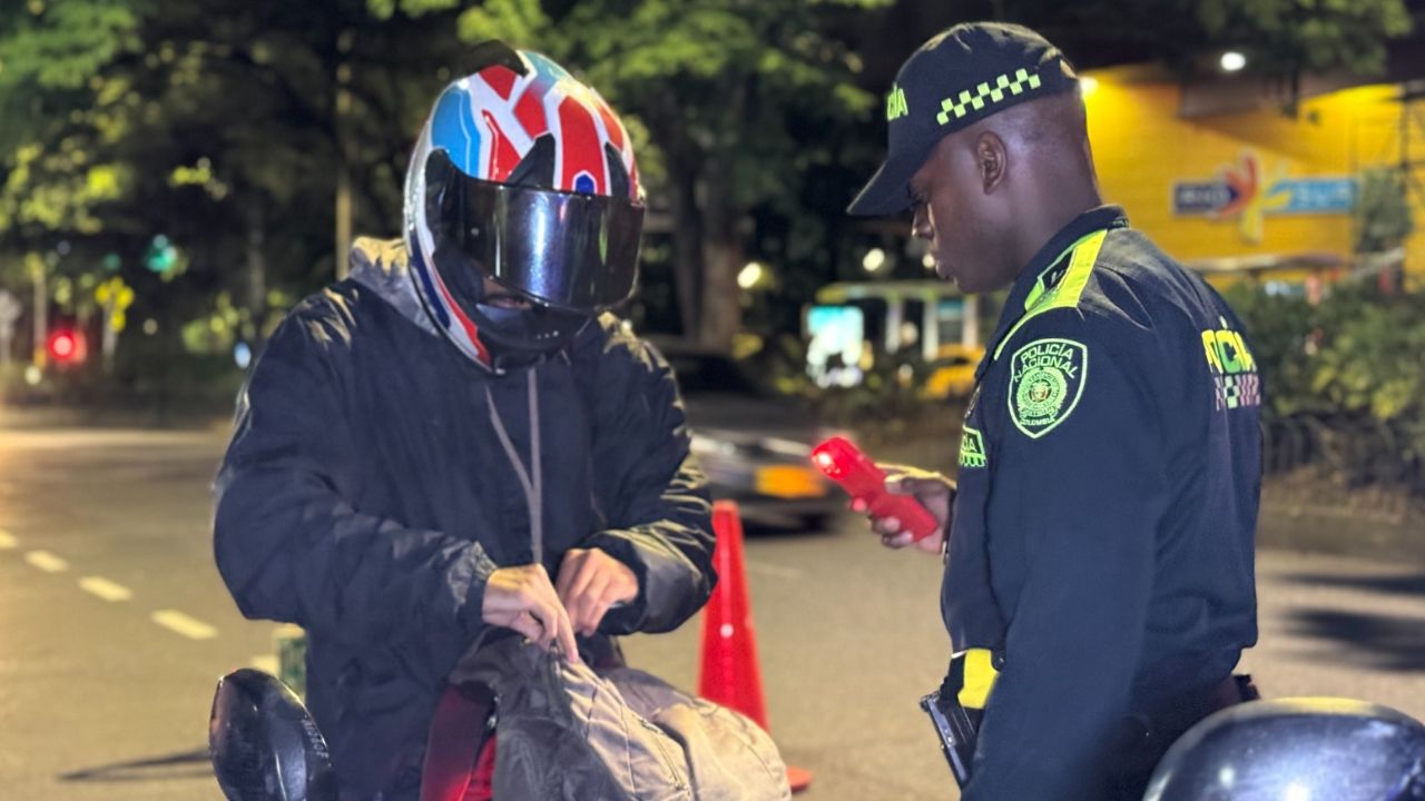 ¡Lluvia de capturas! Megaoperativo en Medellín dejó 27 detenidos y 124 armas blancas incautadas