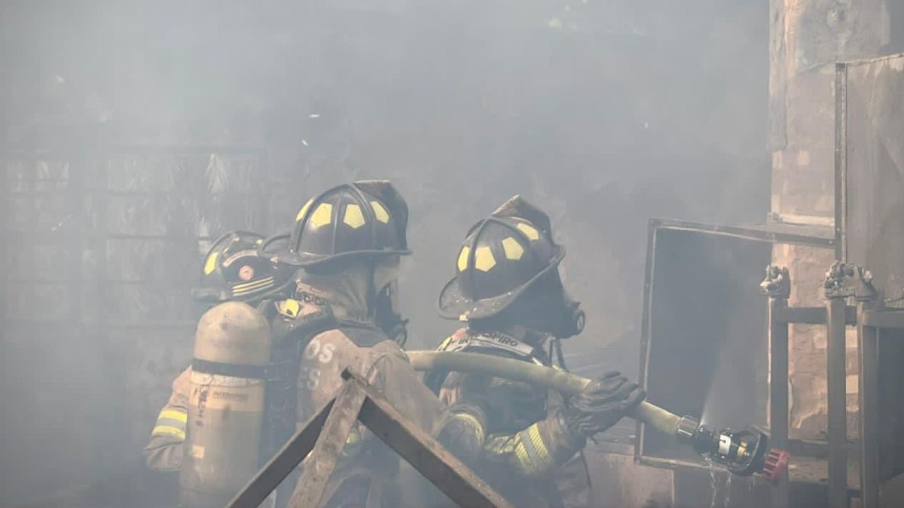 Incendio consumió bodega de colegio en Engativá: estudiantes fueron evacuados