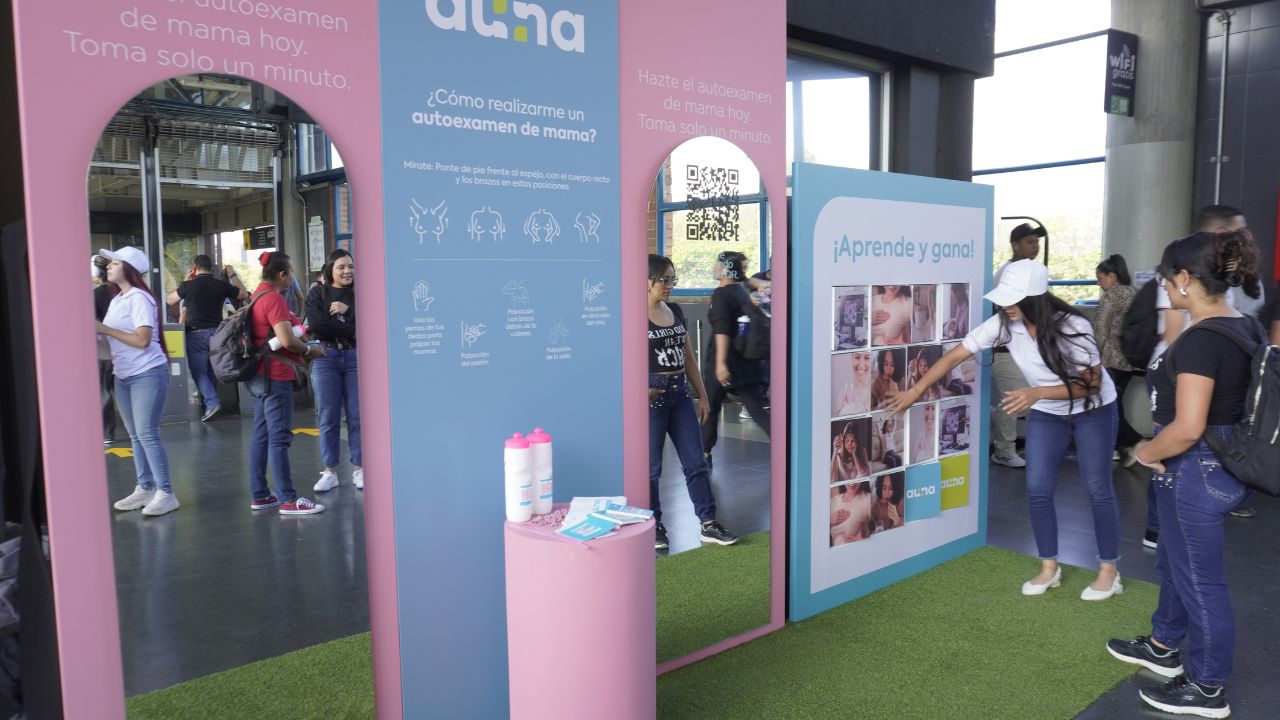 Campaña de Auna y Metro de Medellín promueve detección temprana del cáncer de mama