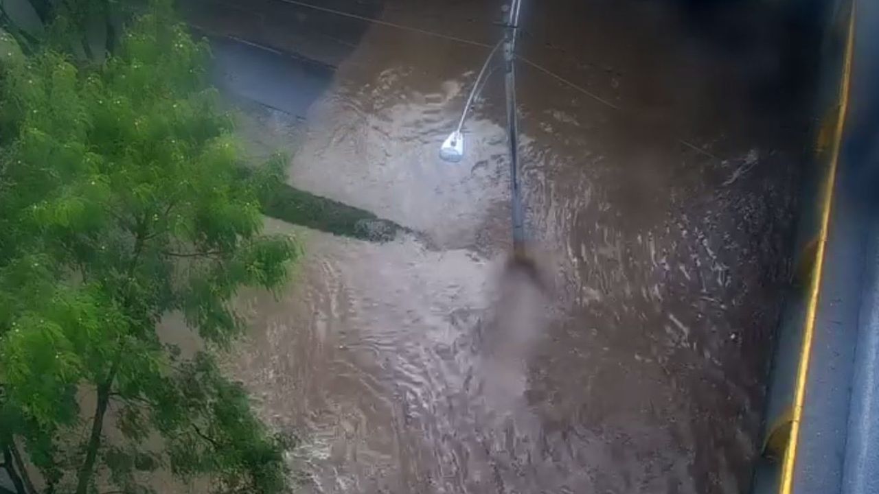 Inundación en el deprimido de la Feria de Ganado tras lluvias en Medellín y Bello