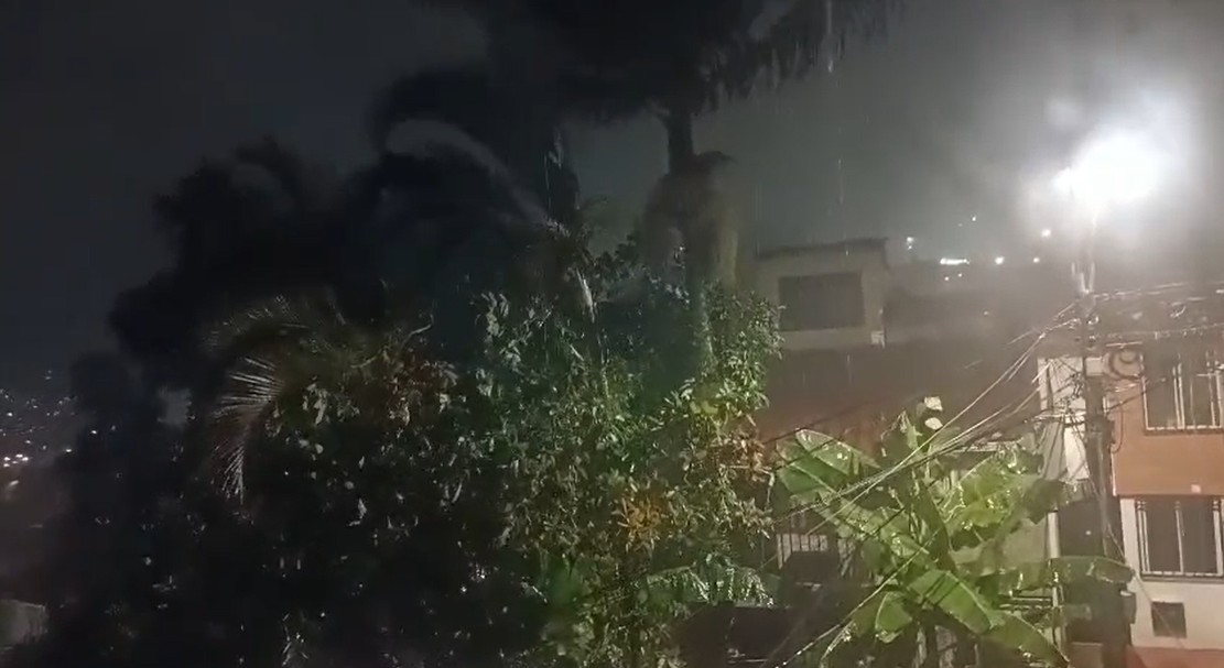¡El tiempo se enloqueció! Fuertes ráfagas de viento y lluvias en Robledo quedan en video