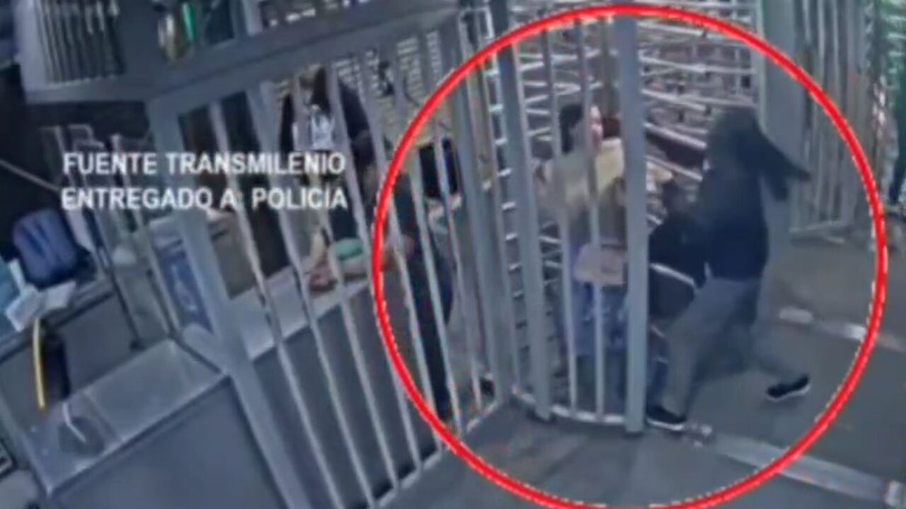 ¡Robo frustrado en TransMilenio! Detenida pareja tras persecución ciudadana y policial