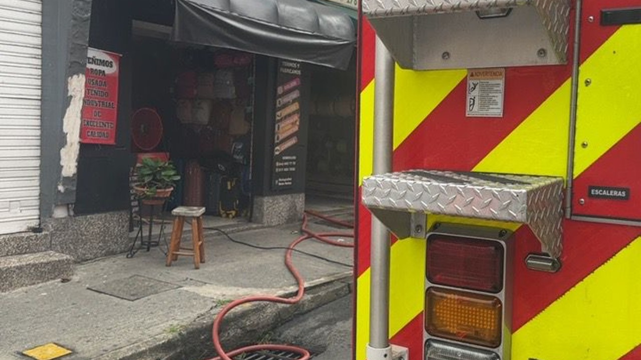 Bomberos controlaron conato de incendio en dos locales de Envigado: Un corto circuito habría sido el origen de las llamas