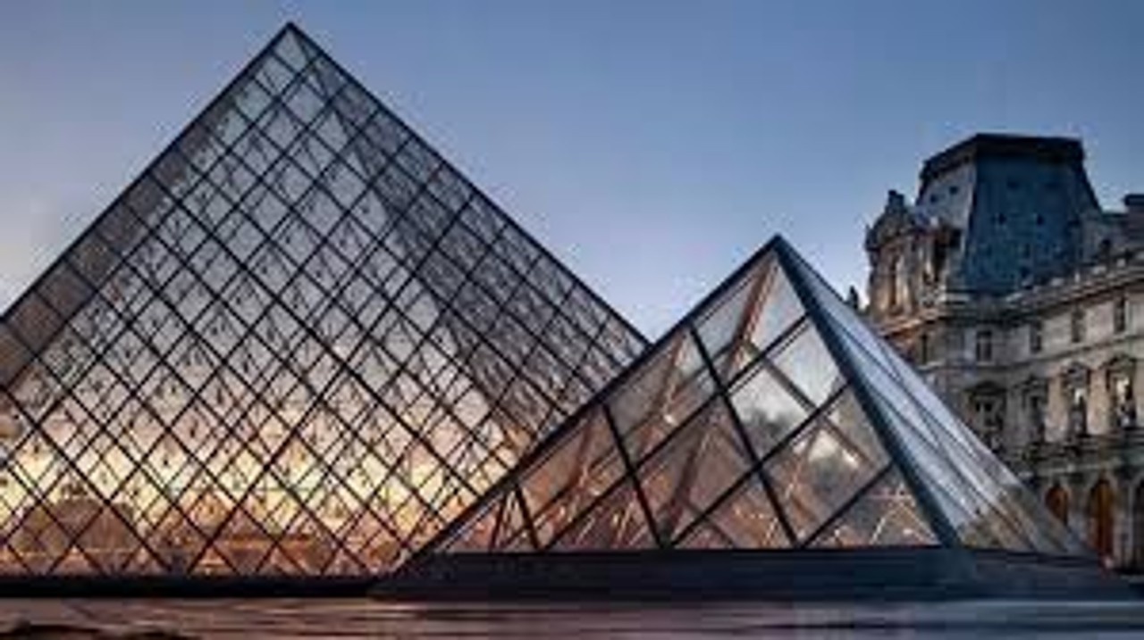 ¡SE ROBARON EL SHOW! Empresa del elevador utilizado para el robo del Louvre lanza «descarada» campaña publicitaria