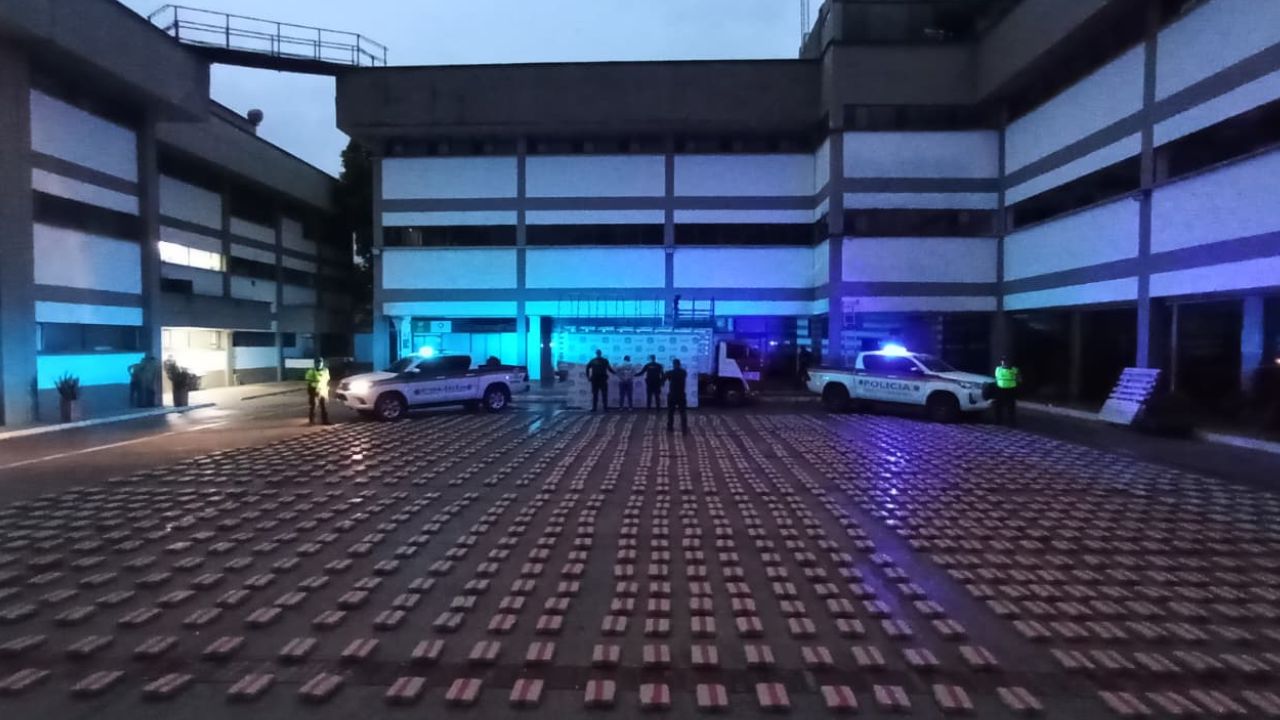 ¡Cayó cargamento millonario! Policía incauta más de mil paquetes de marihuana en una vía del Caquetá