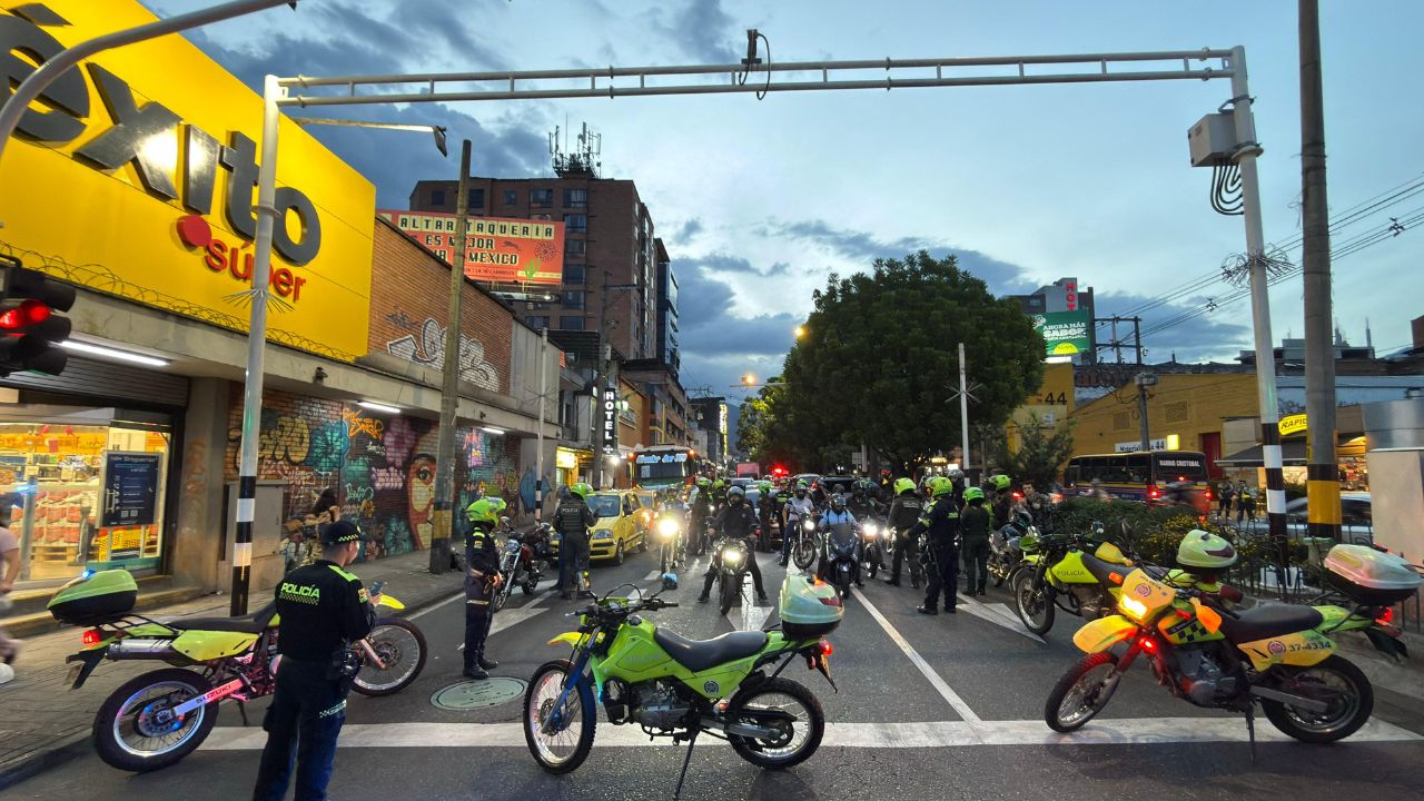 Motos inmovilizadas y puñales decomisados en megaoperativo contra el hurto en Medellín