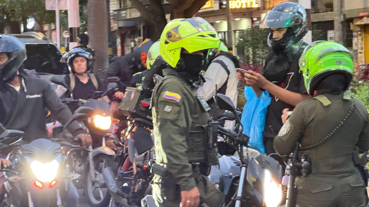 Motos inmovilizadas y puñales decomisados en megaoperativo contra el hurto en Medellín