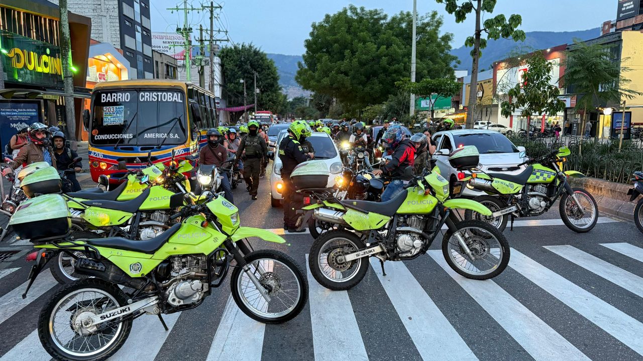 Motos inmovilizadas y puñales decomisados en megaoperativo contra el hurto en Medellín