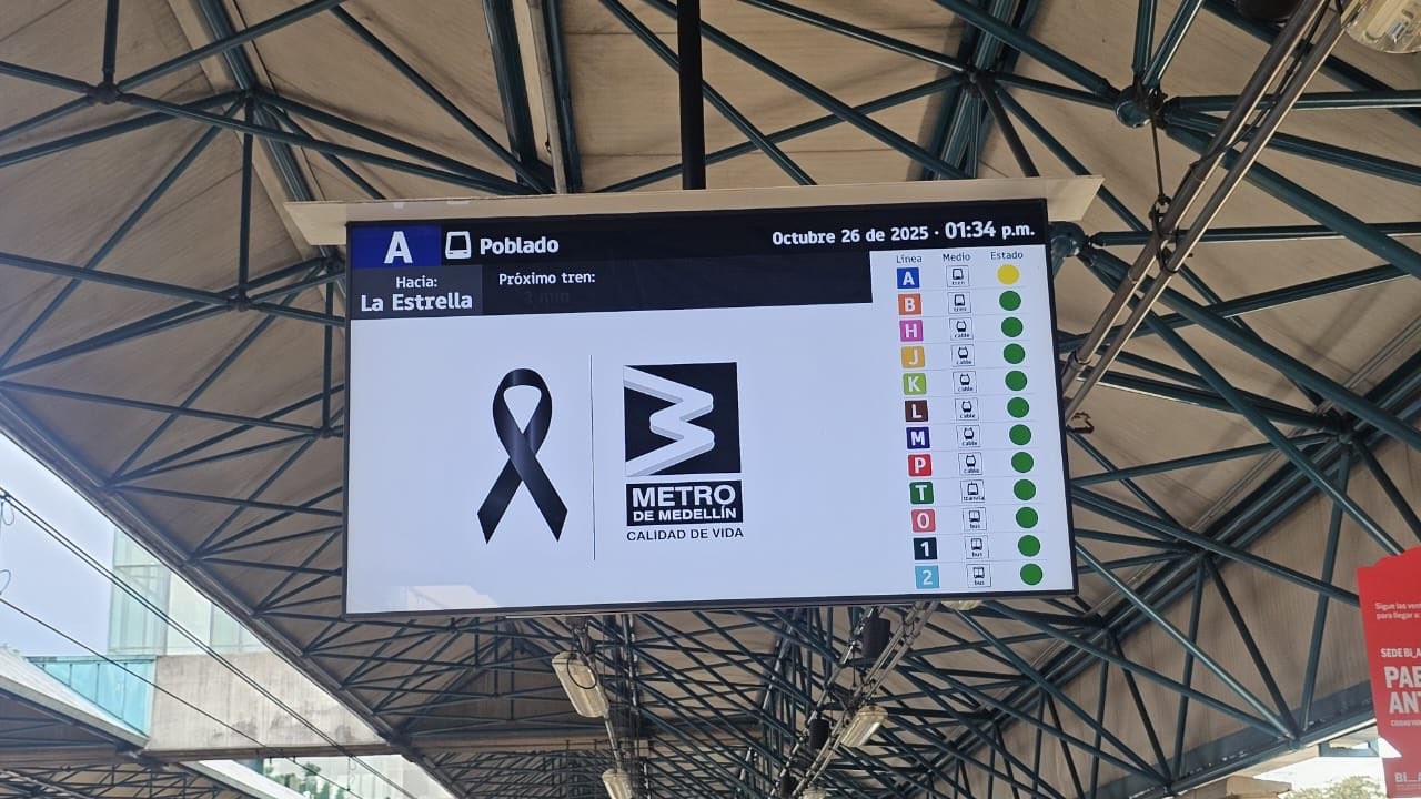 El Metro está de Luto: todas las estaciones portan la cintilla negra por Julián Andrés
